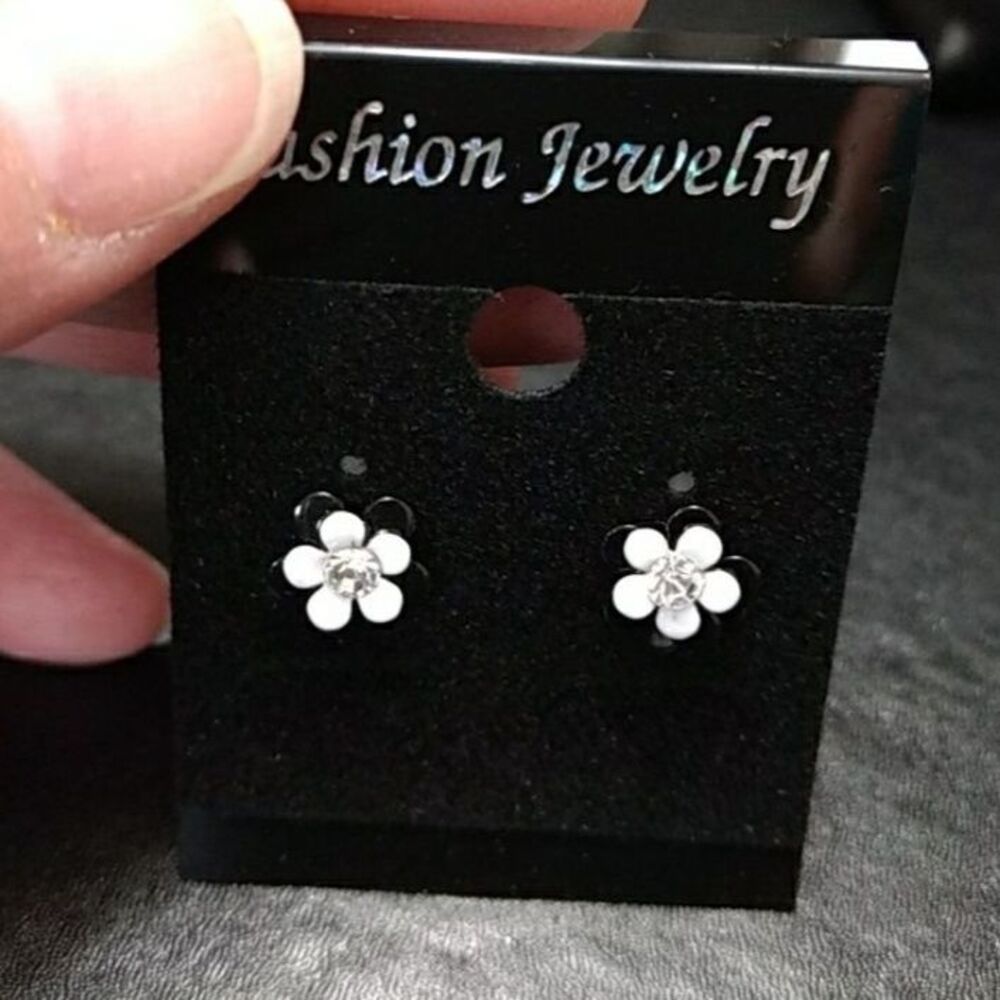 Black & white flower earrings